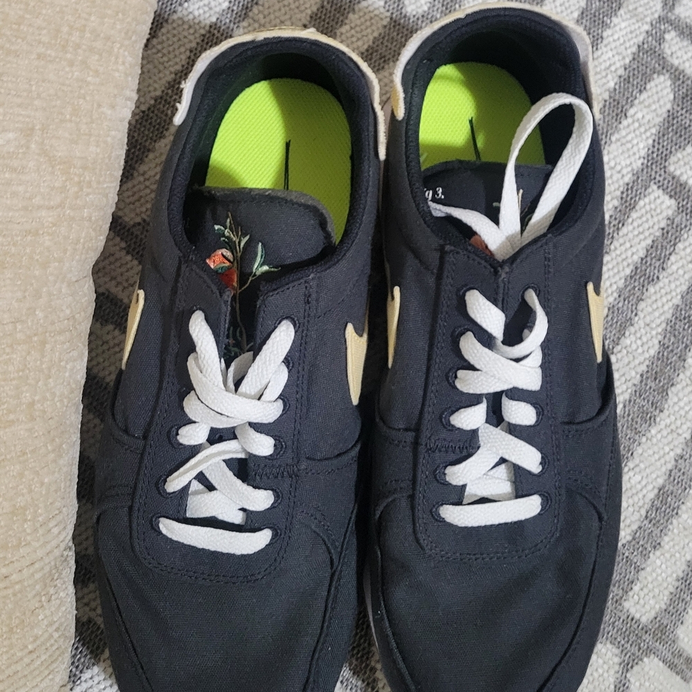 Nike Black and Cream MEN Sneakers - Picture 4 of 6